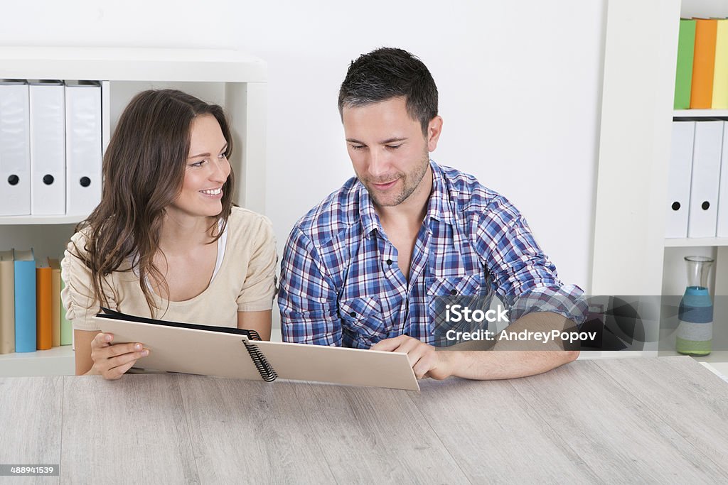 Casal feliz olhando para Álbum de Fotografia - Royalty-free Casal Foto de stock