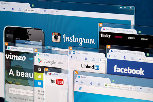 home page social network su un monitor. - youtube sign facebook twitter foto e immagini stock