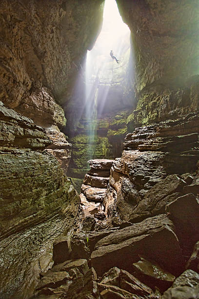 mann in der höhle rappels - spelunking stock-fotos und bilder