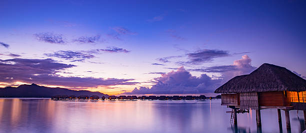 bora bora o zachodzie słońca - bora bora polynesia beach bungalow zdjęcia i obrazy z banku zdjęć