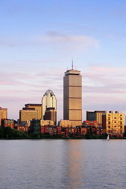 panorama urbain de boston - boston skyline charles river blue photos et images de collection