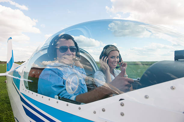 frau und mann pilot blick in die kamera, die vorbereitung für flying - piloting stock-fotos und bilder