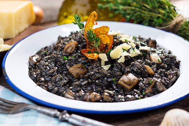 risotto negro - arroz arborio fotografías e imágenes de stock