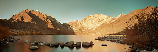 lago de montanha com neve - convict lake imagens e fotografias de stock