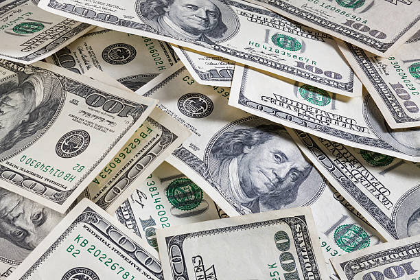 набор американский доллар банкноты в качестве фона - us currency one hundred dollar bill paper currency wealth стоковые фото и изображения