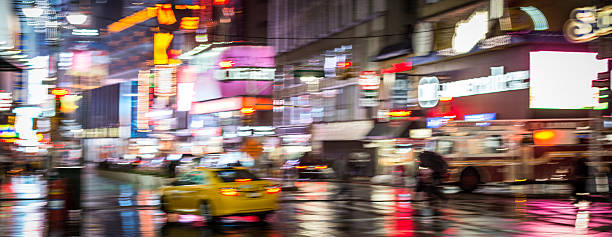 pioggia notte di times square a new york - fusgänger foto e immagini stock