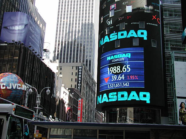 nasdaq 마켓사이트 타임스퀘어 뉴욕 2001 - nasdaq 뉴스 사진 이미지