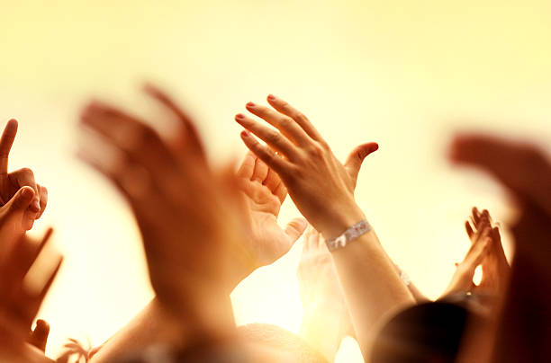 콘서트 직원관리 - applauding clapping wristband crowd 뉴스 사진 이미지