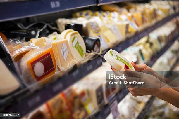 Woman Buying Cheese Ina Supermarket Stockfoto en meer beelden van Kaas - Kaas, Supermarkt, Voedsel