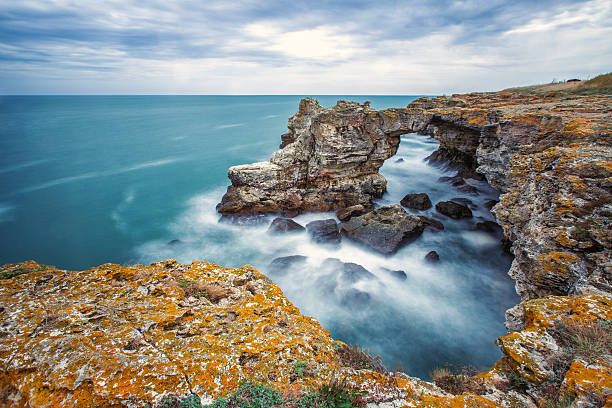 the arch-rock-formation in der nähe von tyulenovo. langzeitbelichtung schuss - wave reef rock summer stock-fotos und bilder