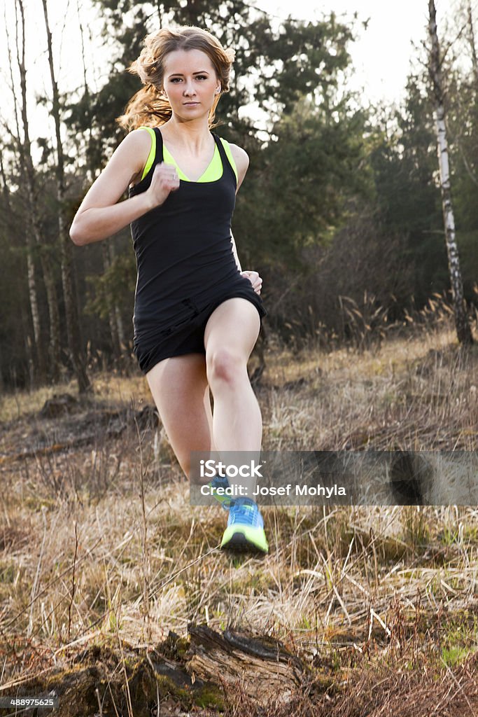 Giovane donna nello sport abbigliamento running - Foto stock royalty-free di 20-24 anni