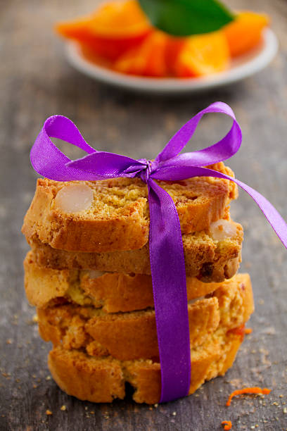 cantucci profumati con arancione e noci di macadamia. - biscotti italian culture macadamia nut pastry foto e immagini stock