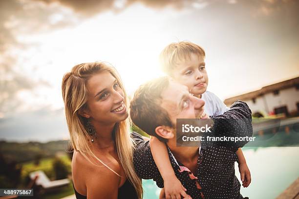 Eltern Mit Seinem Sohn Spaß Haben Stockfoto und mehr Bilder von 2-3 Jahre - 2-3 Jahre, 4-5 Jahre, Auf den Schultern