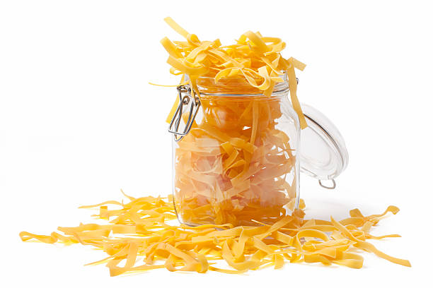 verter massa em uma jarra - pasta whole wheat spaghetti raw imagens e fotografias de stock