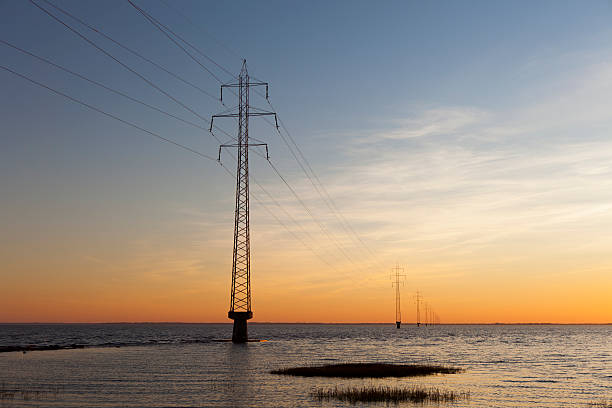 Líneas de potencia en puesta de sol - foto de stock