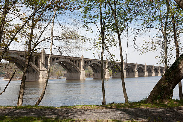 old columbia wrightsville pont traversant la rivière susquehanna - bridge pennsylvania susquehanna river concrete photos et images de collection