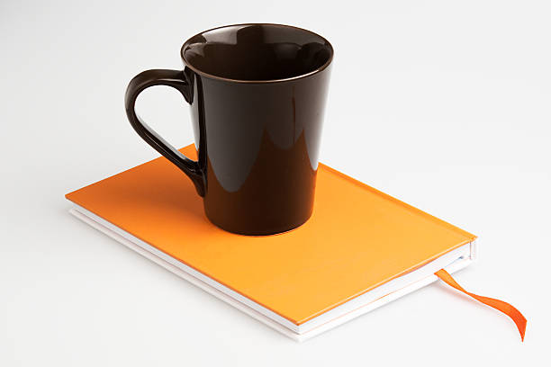 orange cuenta de libro blanco y taza lápiz - orange ohio fotografías e imágenes de stock