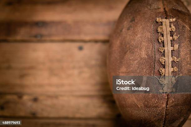 Vintage Fußball Sitzt Auf Alten Holzbadeshorts Mit Textfreiraum Stockfoto und mehr Bilder von Football - Spielball