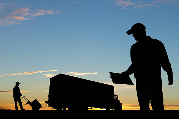 courier de entrega - postal worker truck driver delivering delivery person imagens e fotografias de stock