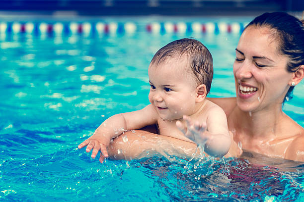 dziecko chłopiec z jego matką w basenie. - swimming child swimming pool indoors zdjęcia i obrazy z banku zdjęć