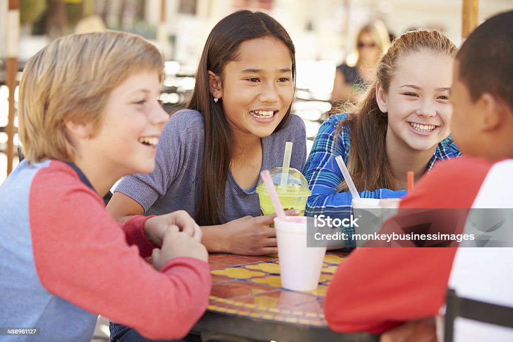 Grupo de niños con amigos juntos en la cafetería  - Foto de stock de Amistad libre de derechos