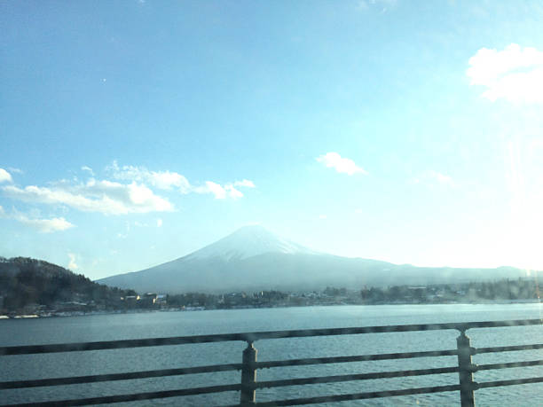 fuji monte detrás kawakuchiko lago - fleld fotografías e imágenes de stock