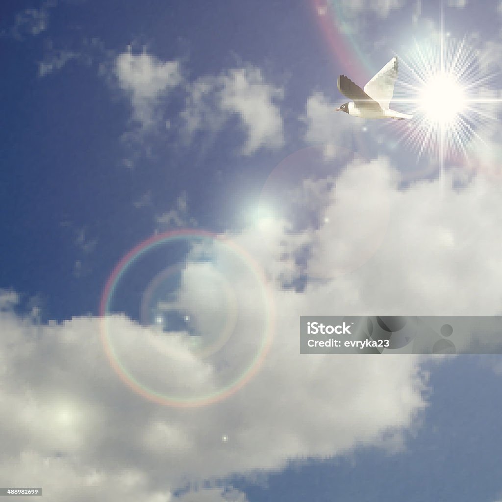 Realistyczne Wektor chmury i niebo z latający ptak Mewa - Grafika wektorowa royalty-free (Biały)