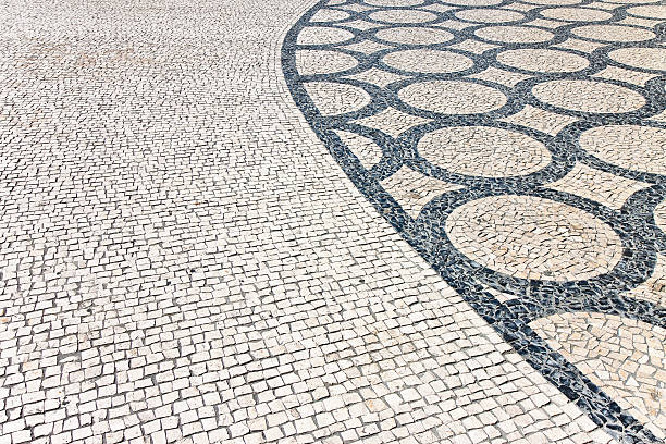 típica chão português (portugal-europa - paving stone cobblestone road old imagens e fotografias de stock