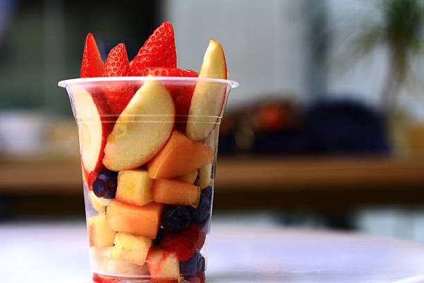 taza de fondo borroso frutas - fruit cup fotografías e imágenes de stock