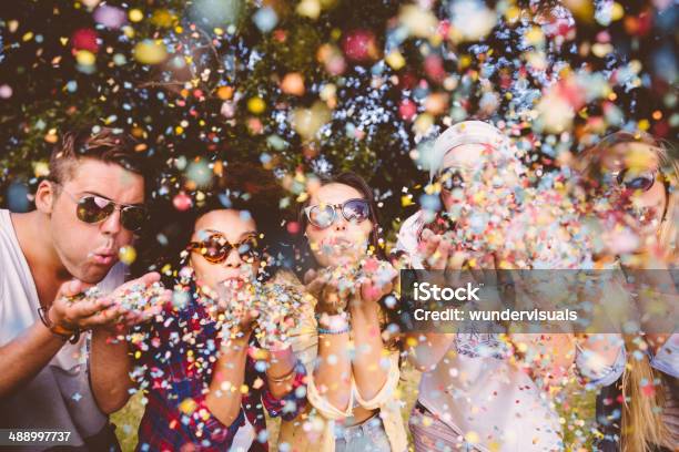 Los Hipsters Soplando Confeti Foto de stock y más banco de imágenes de Celebración - Ocasión especial - Celebración - Ocasión especial, Verano, Fiesta