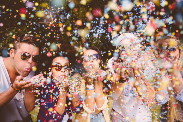 hipsters dmuchać confetti - celebration confetti party summer zdjęcia i obrazy z banku zdjęć