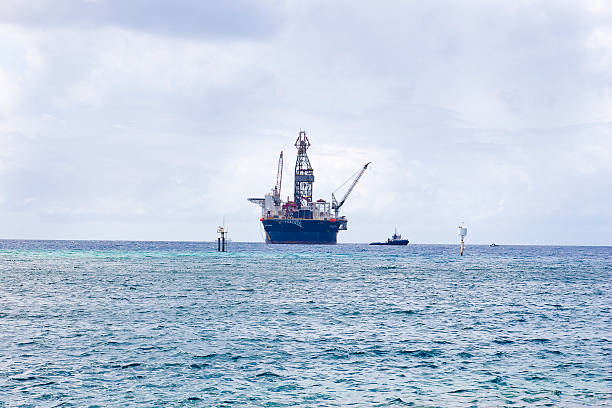 olej pierścień na karaibach - crane oil well derrick crane floating oil production platform zdjęcia i obrazy z banku zdjęć