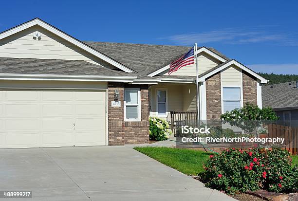 Middle Class American Home Stock Photo - Download Image Now - American Culture, Architecture, Building Exterior