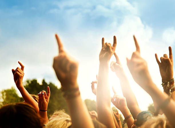 concierto personas - applauding clapping wristband crowd fotografías e imágenes de stock