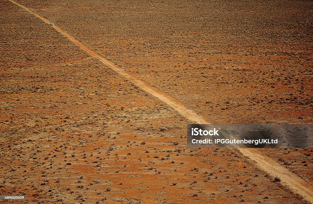 Coche de conducción en carretera del desierto, outback Australia - Foto de stock de Abstracto libre de derechos
