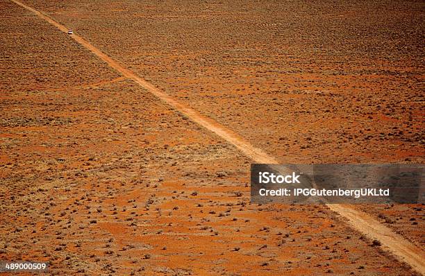 Coche De Conducción En Carretera Del Desierto Outback Australia Foto de stock y más banco de imágenes de Abstracto