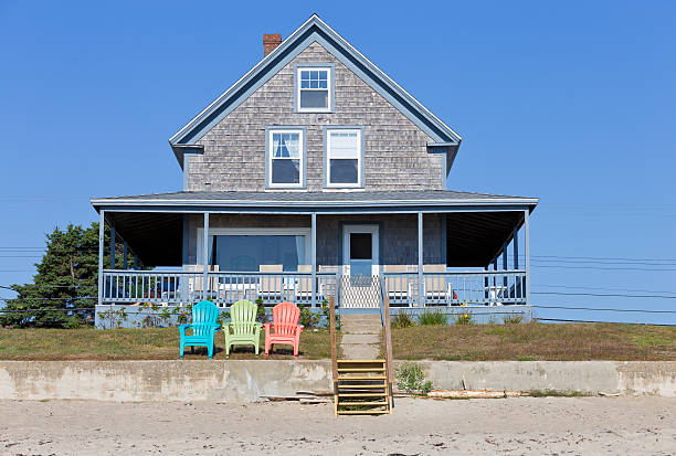 luxe au bord de l'eau beach house, ogunquit, maine, new england, états-unis. - house residential structure maine colonial style photos et images de collection