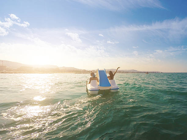 друзья весело в летних - pedal boat стоковые фото и изображения