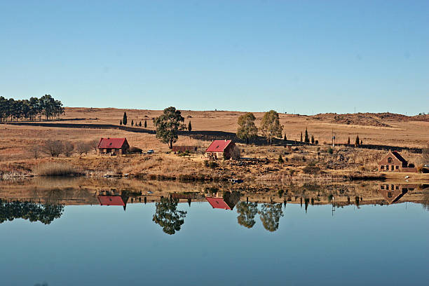 de magnifiques reflets sur encore lake - dullstroom photos et images de collection