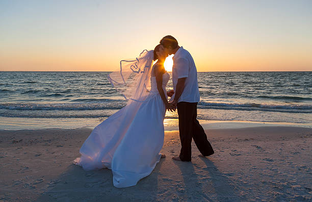 novia y el novio casado par atardecer boda en la playa - boda playa fotografías e imágenes de stock