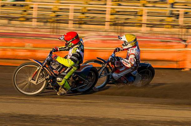 inconnu riders pallie en effet largement le piste - motor racing track motorcycle sports race competition photos et images de collection