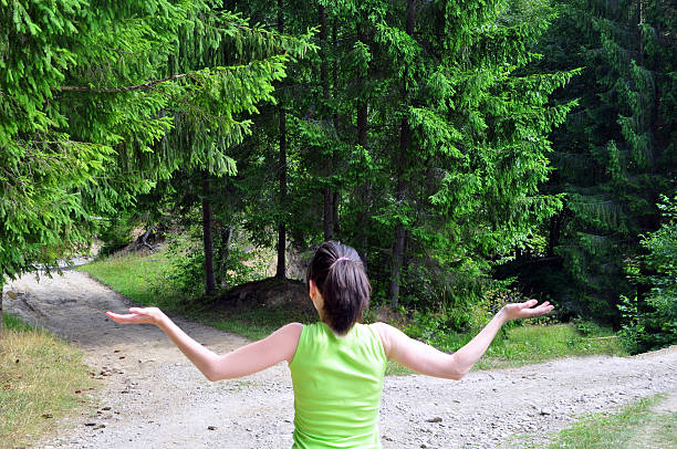 dziewczyna z wyborem w pobliżu forked road - decisions nature road street zdjęcia i obrazy z banku zdjęć