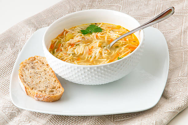 sopa de pollo con fideos - noodle soup fotografías e imágenes de stock