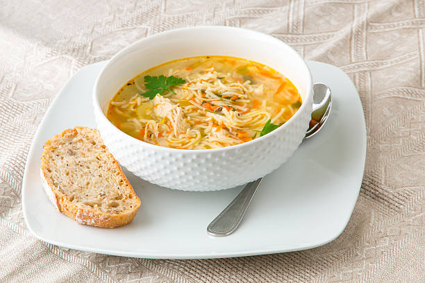 sopa de pollo con fideos - noodle soup fotografías e imágenes de stock