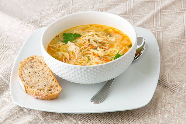 sopa de macarrão com frango - soup carrot celery chicken - fotografias e filmes do acervo