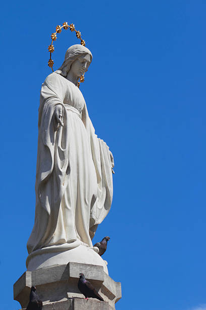 istock Statue Of Virgin Mary 489013492
