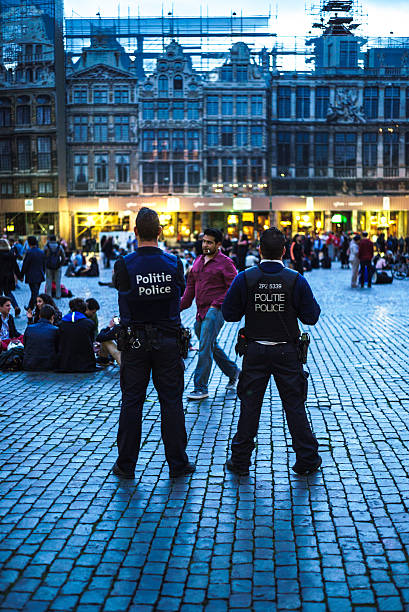 Turistas na Grand Place em Bruxelas. - fotografia de stock