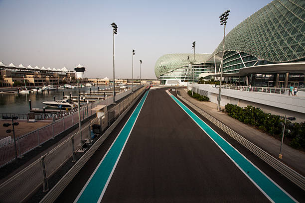 yas hôtel est le symbole emblématique du grand prix d'abou dhabi - formula one racing photos et images de collection