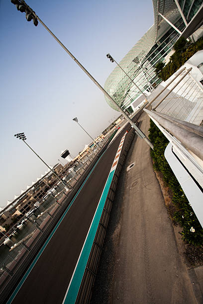 yas hotel el símbolo de gran premio de abu dhabi - formula one racing fotografías e imágenes de stock