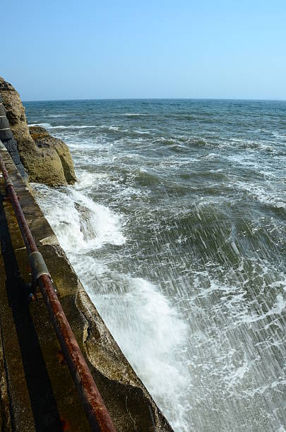 ウェイブズで anstruther - scotland fife firth of forth waterbreak ストックフォトと画像